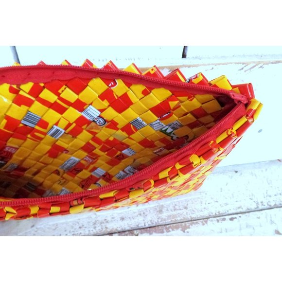 Vintage red yellow plastic label folded basket weave clutch purse - Picture 6 of 7